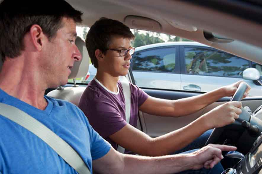 Pese a ser el colectivo que peor imagen tiene entre los conductores españoles (58%), los jóvenes españoles de 18 a 29 años son el grupo de edad con menor tasa de mortalidad entre los automovilistas (0,5%), un indicador que ha descendido un 41% en la última década. Conoce más datos en este Estudio de la Fundación Línea Directa