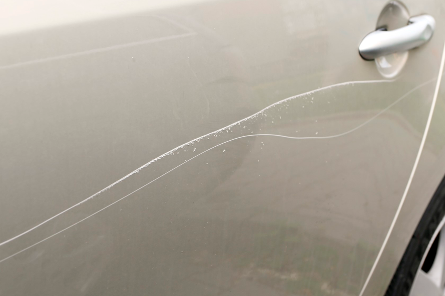 Los rallones en el coche son algunas de las muestras del vandalismo en los vehículos